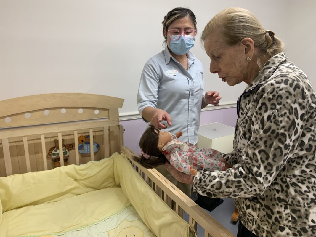 Atención física y emocional a cuidadores de adultos con Alzheimer