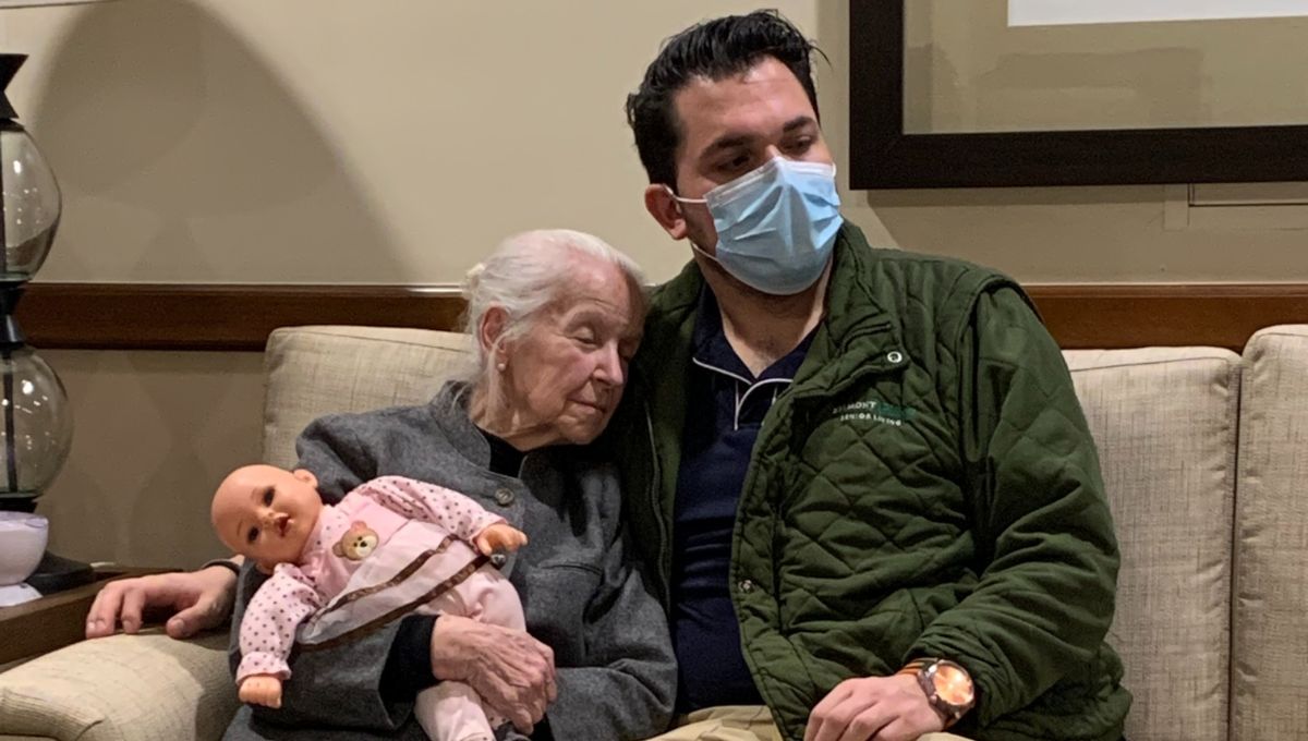 Cuidado del Alzheimer en una casa de retiro