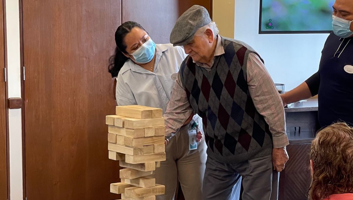 Haciendo sentir en casa a un paciente en una residencia de adultos mayores