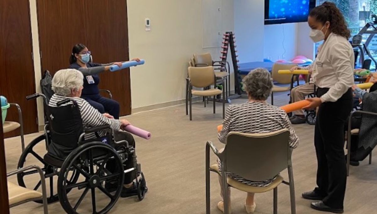 Especialistas en Alzheimer dando terapia a residentes de casa de retiro
