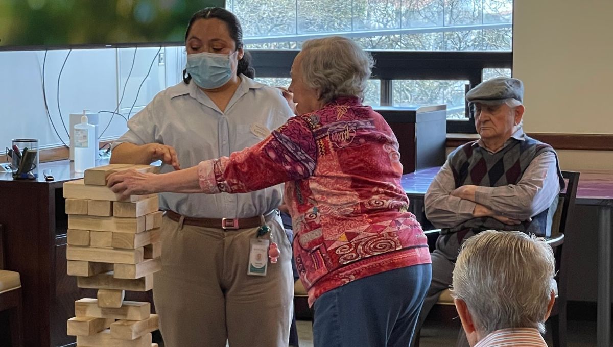 Residente con demencia severa atendido por especialistas en Alzheimer