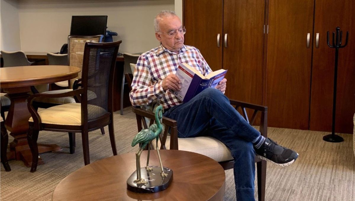 residente disfrutando los servicios exclusivos de la casa para adultos mayores en cdmx Belmont