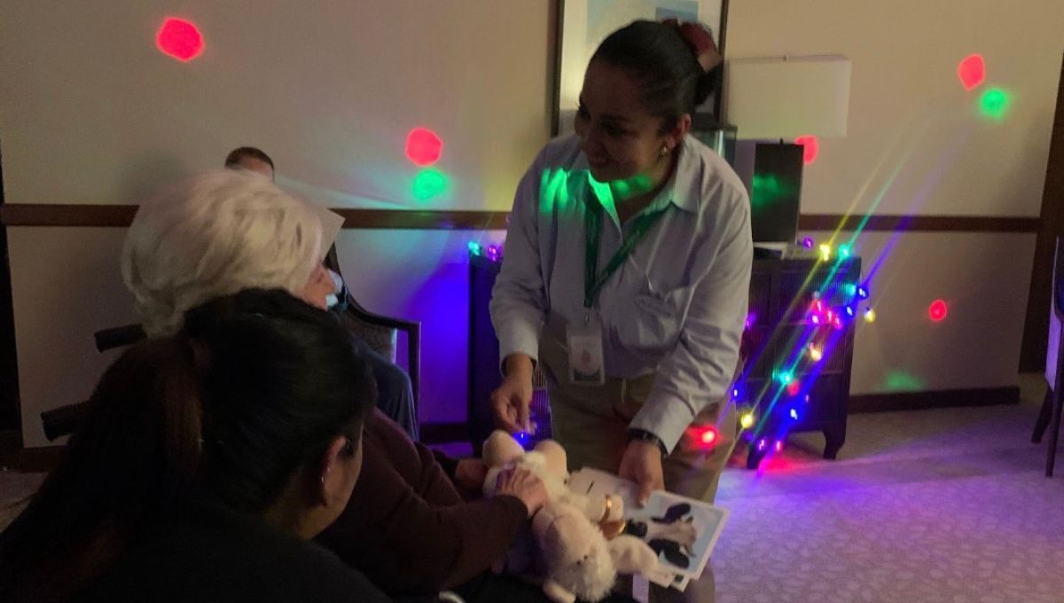 Residente en actividades de cuidado del alzheimer en Belmont Village