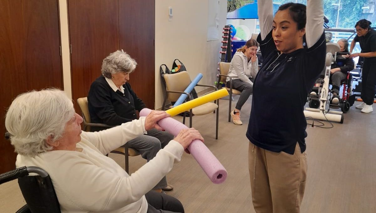 residente haciendo ejercicio para cuidado del alzheimer