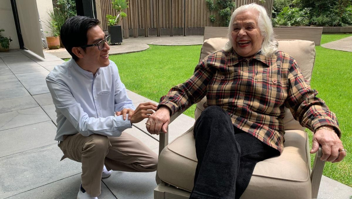 residente y cuidador disfrutando de una casa de retiro para adultos mayores