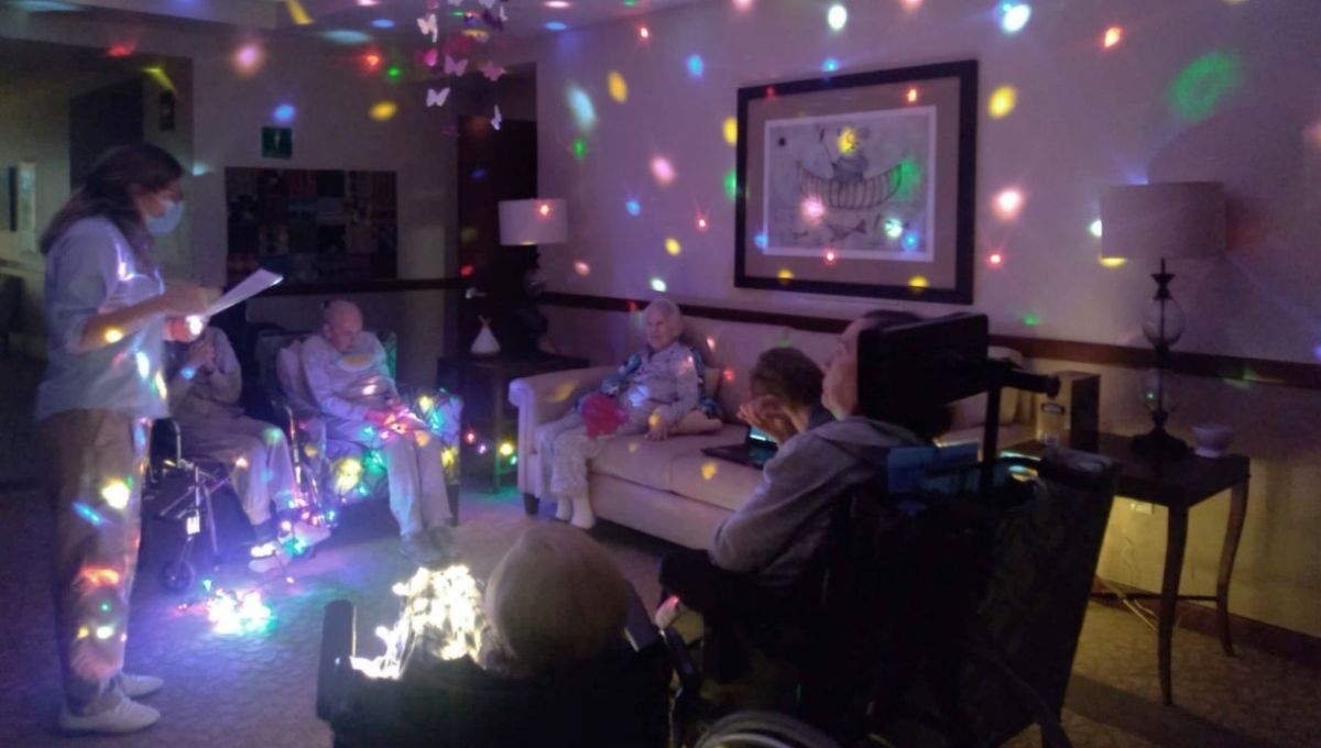 residente disfrutando actividades en una residencia de adultos mayores