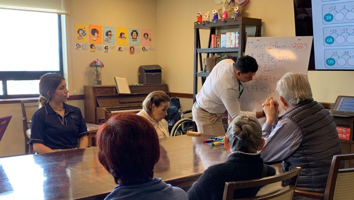 especialistas en alzheimer impartiendo ejercicios para demencia severa