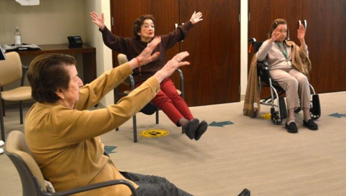 residentes de casa retiro haciendo actividades para evitar dolor de rodillas