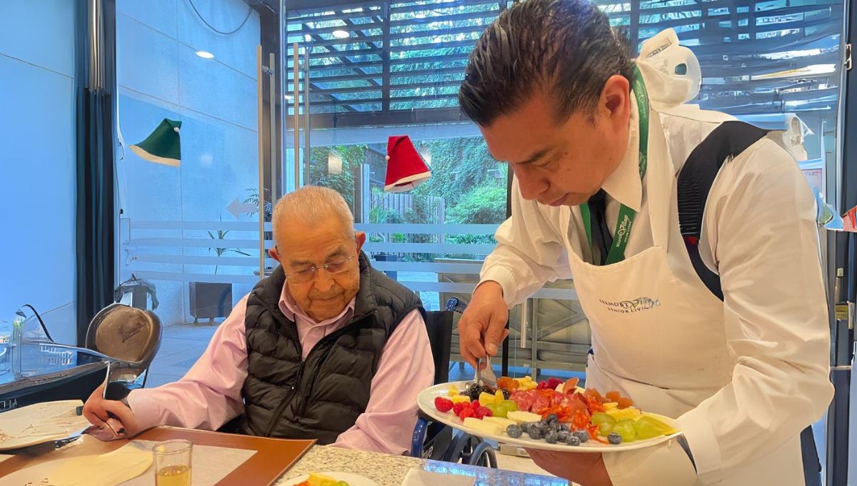 residente disfrutando su comida en una casa de retiro