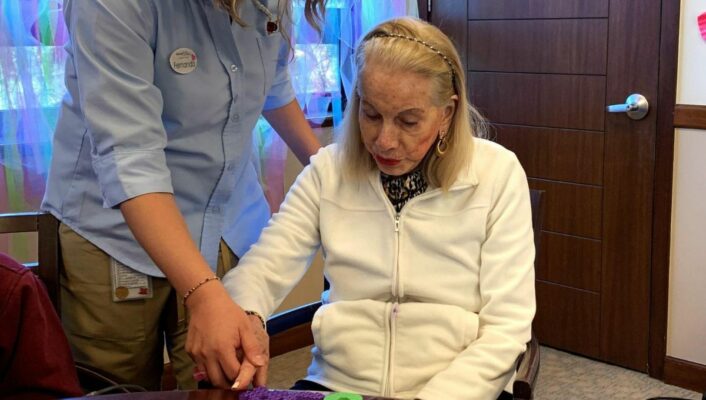 especialistas en alzheimer atendiendo a una persona con demencia frontotemporal