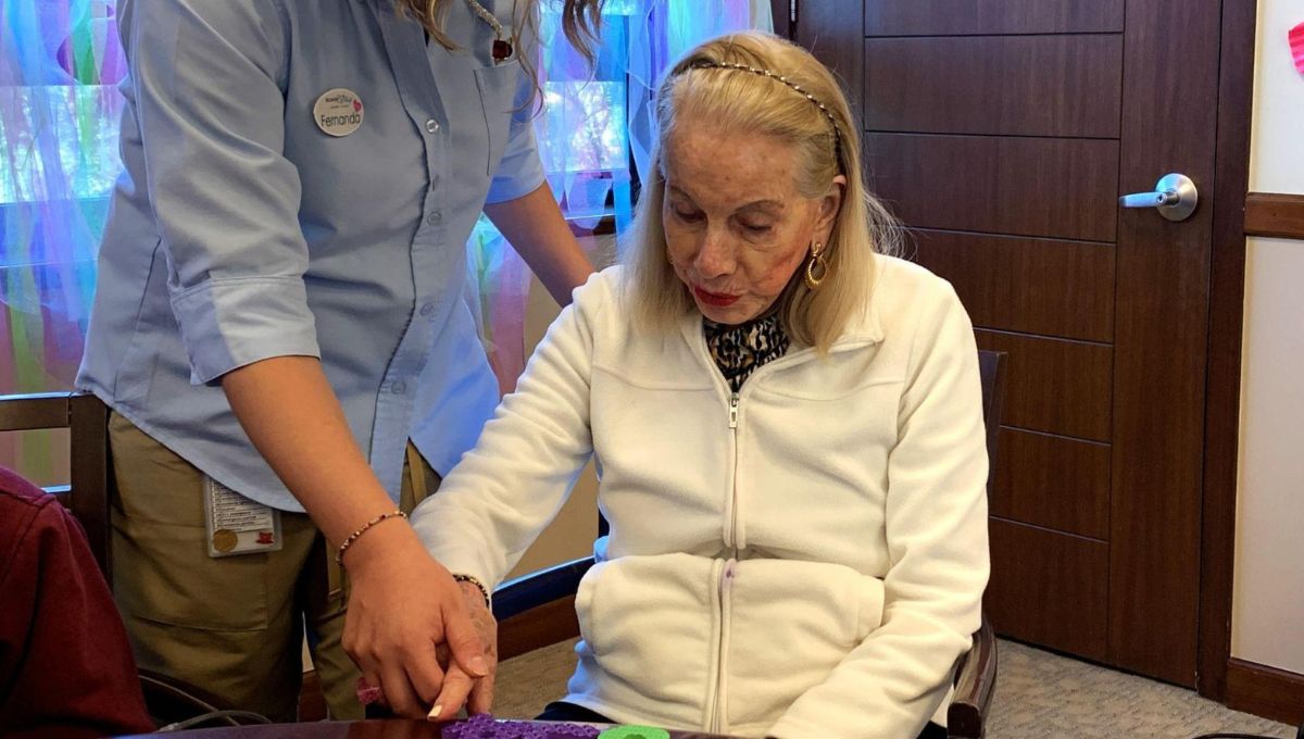 especialistas en alzheimer atendiendo a una persona con demencia frontotemporal