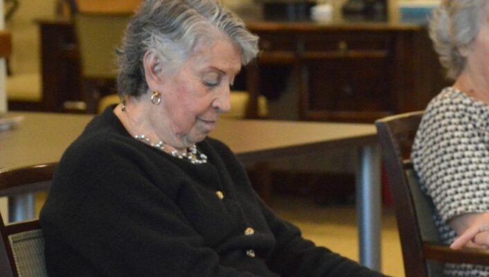 residente y cuidador platicando en una residencia de cuidado del alzheimer