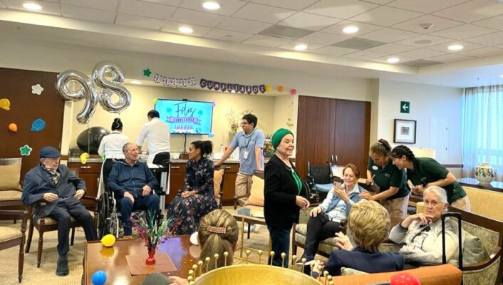 residentes haciendo amigos en una residencia de adultos mayores