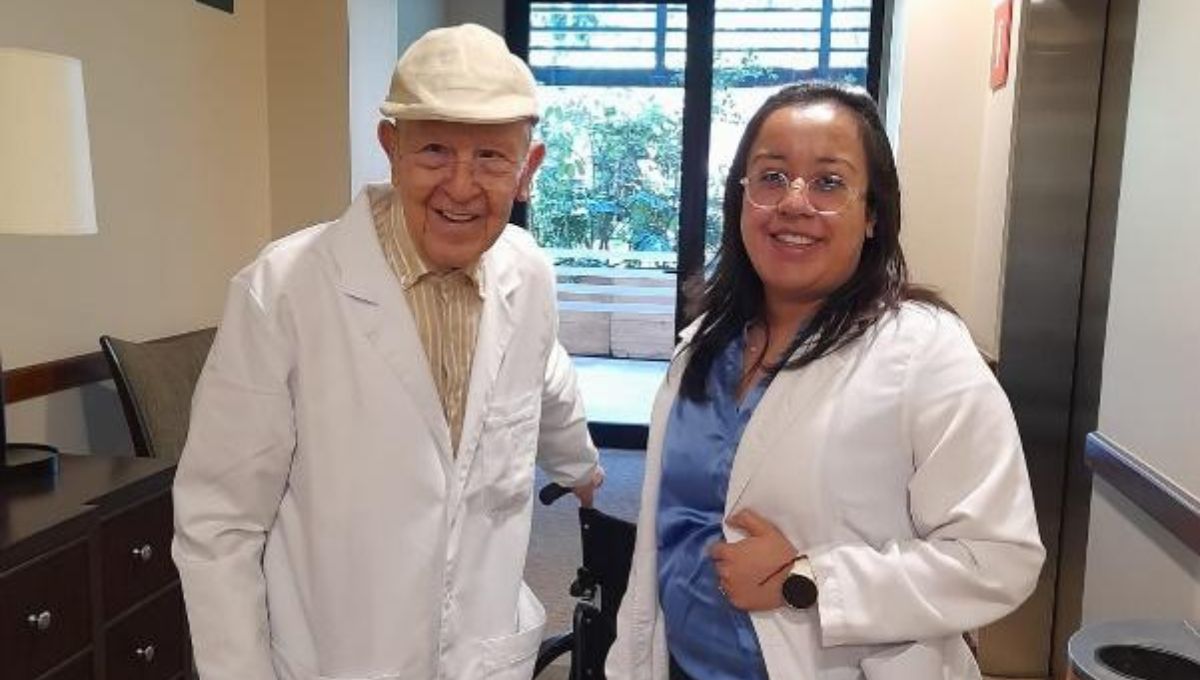 residente con apena del sueno siendo atendido en una residencia para adultos mayores