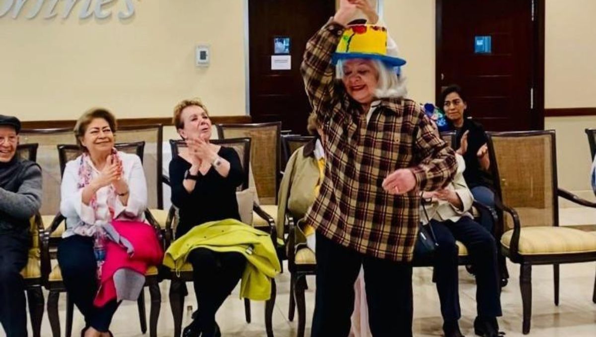 residente de una casa de retiro para adultos mayores bailando