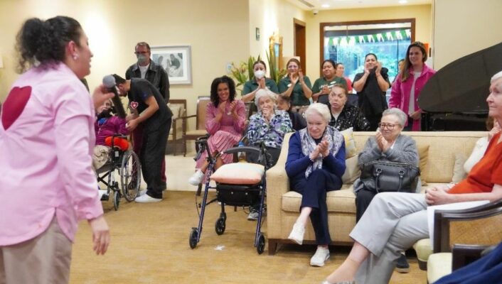 residentes de una casa para adultos mayores en cdmx siendo atendido emocionalmente