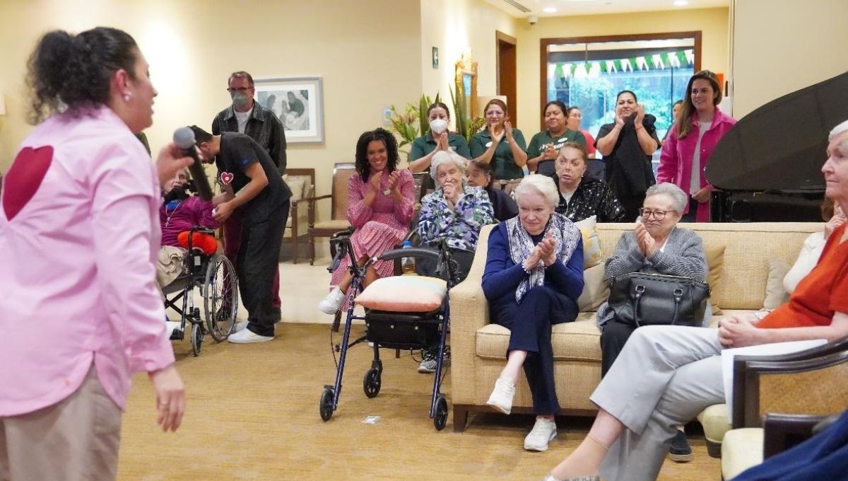 residentes de una casa para adultos mayores en cdmx siendo atendido emocionalmente