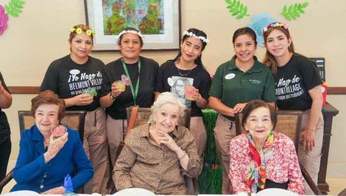 residentes siendo atendidos en una casa de retiro