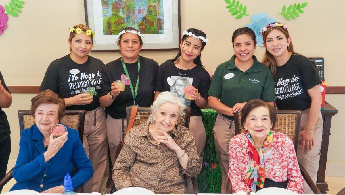 residentes siendo atendidos en una casa de retiro